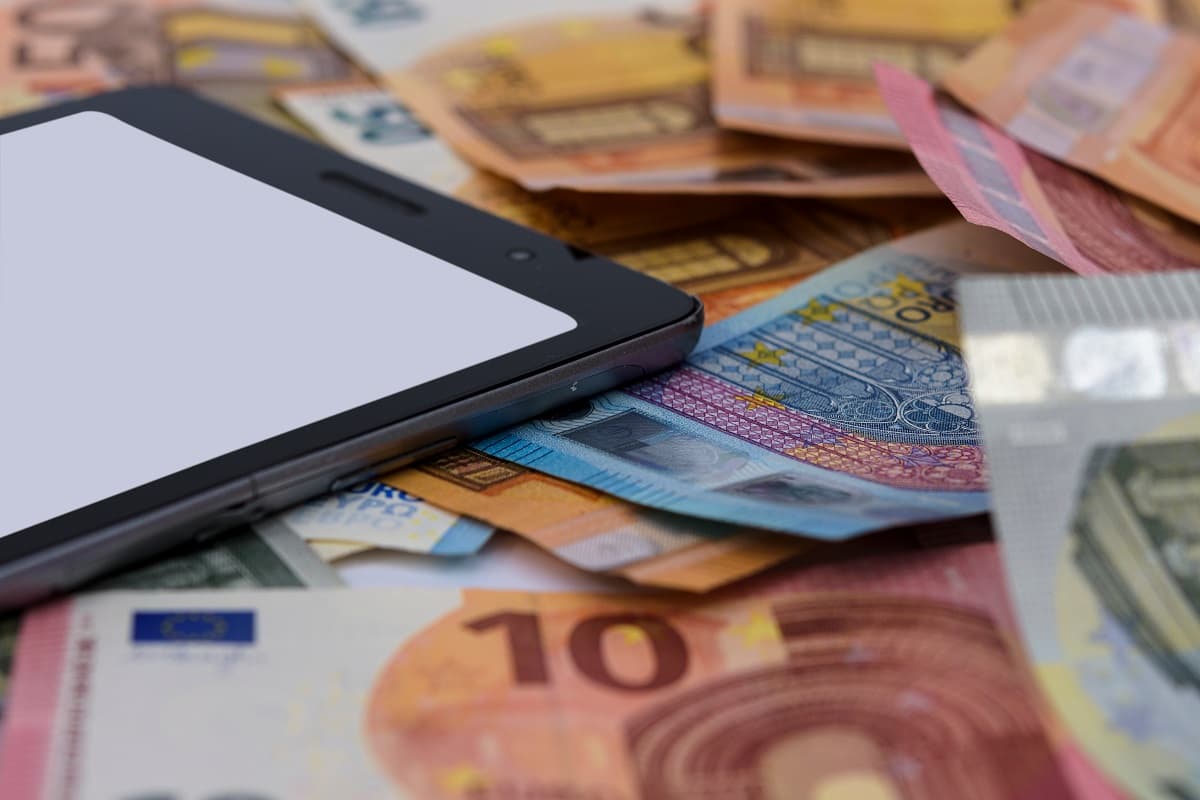     On vous explique pourquoi la France est l'un des pays européens où les prix des forfaits mobile sont parmi les moins chers
